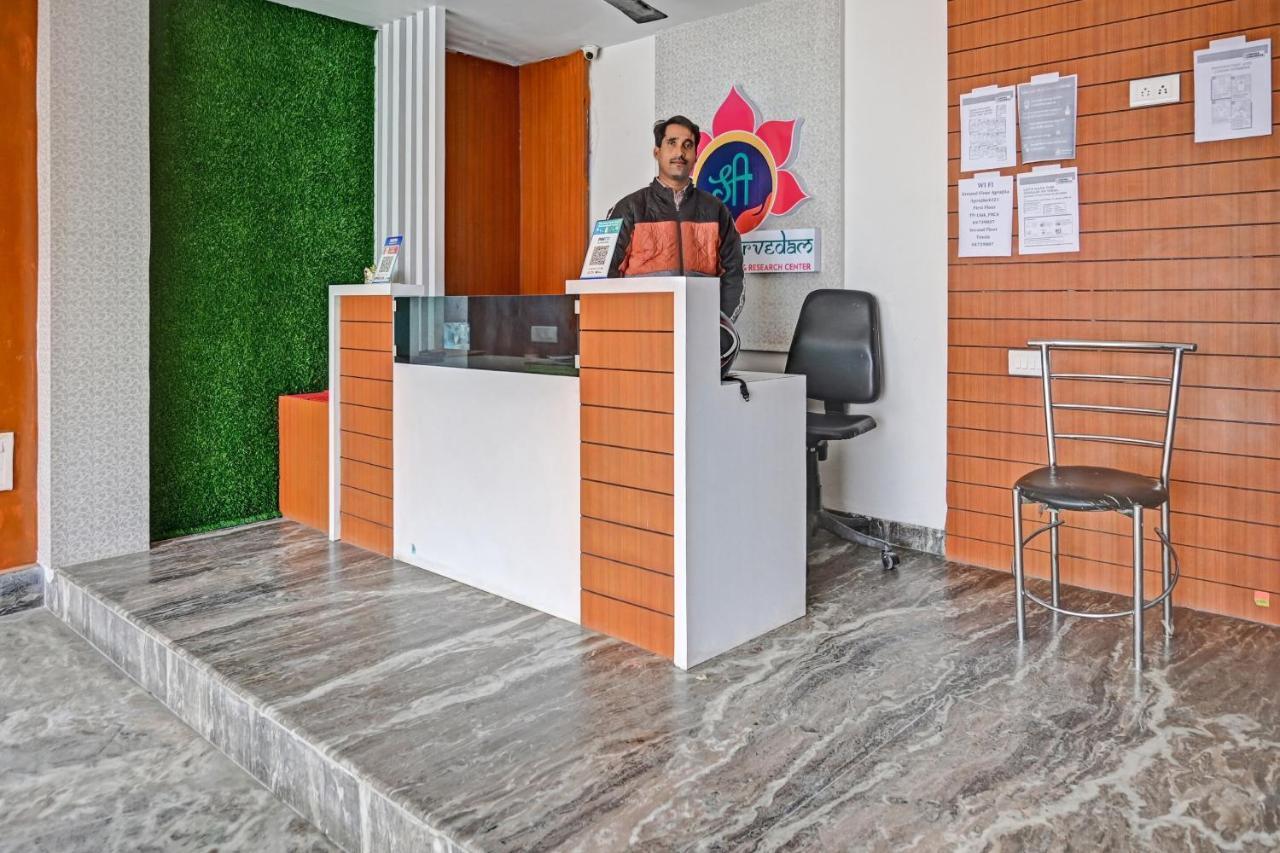 Oyo 7498 Hotel Aparajita Varanasi Exteriör bild