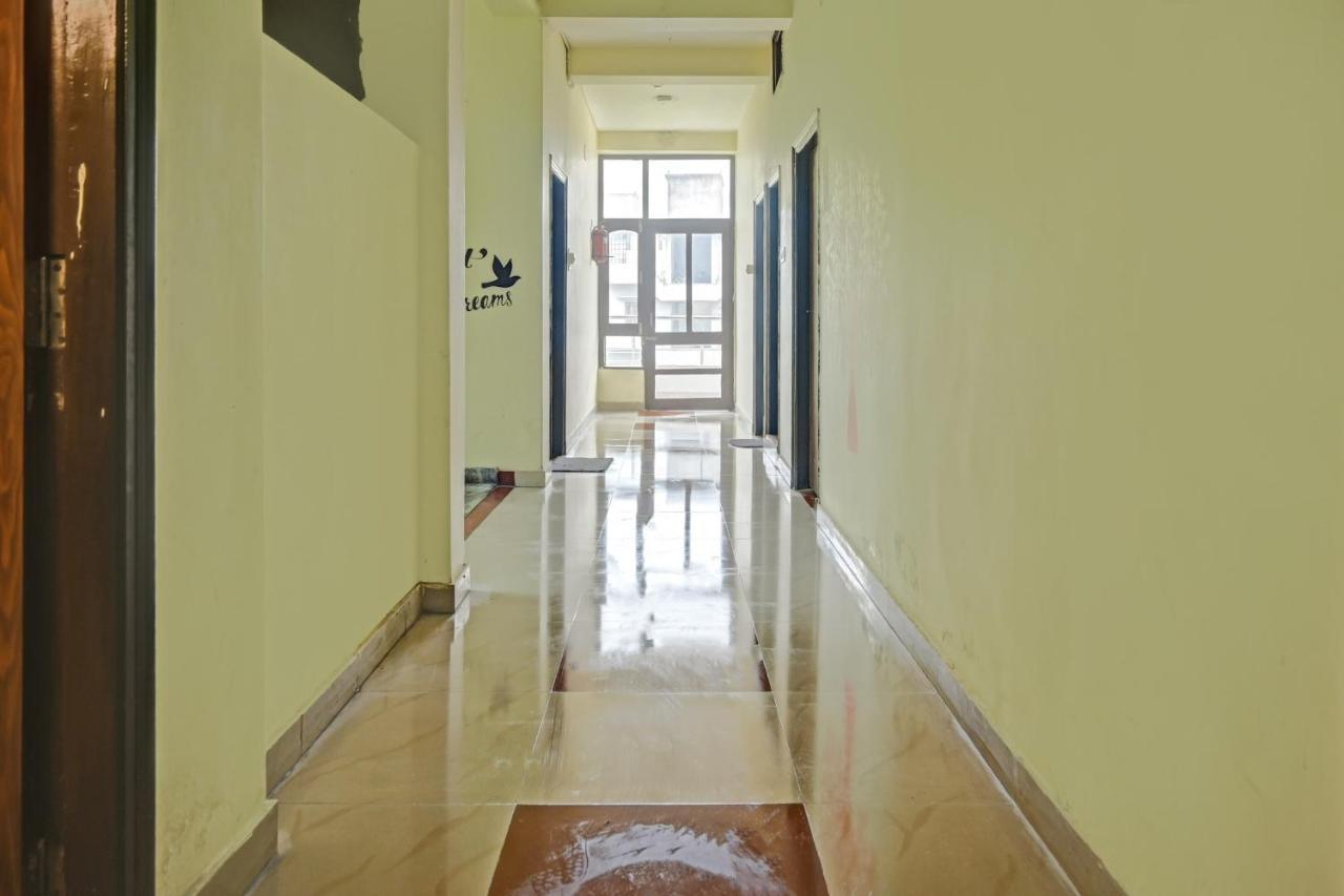 Oyo 7498 Hotel Aparajita Varanasi Exteriör bild