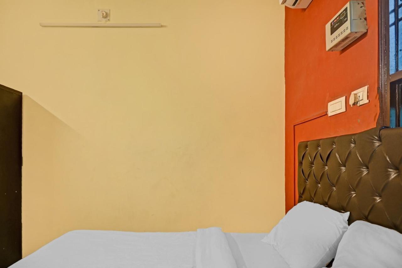 Oyo 7498 Hotel Aparajita Varanasi Exteriör bild