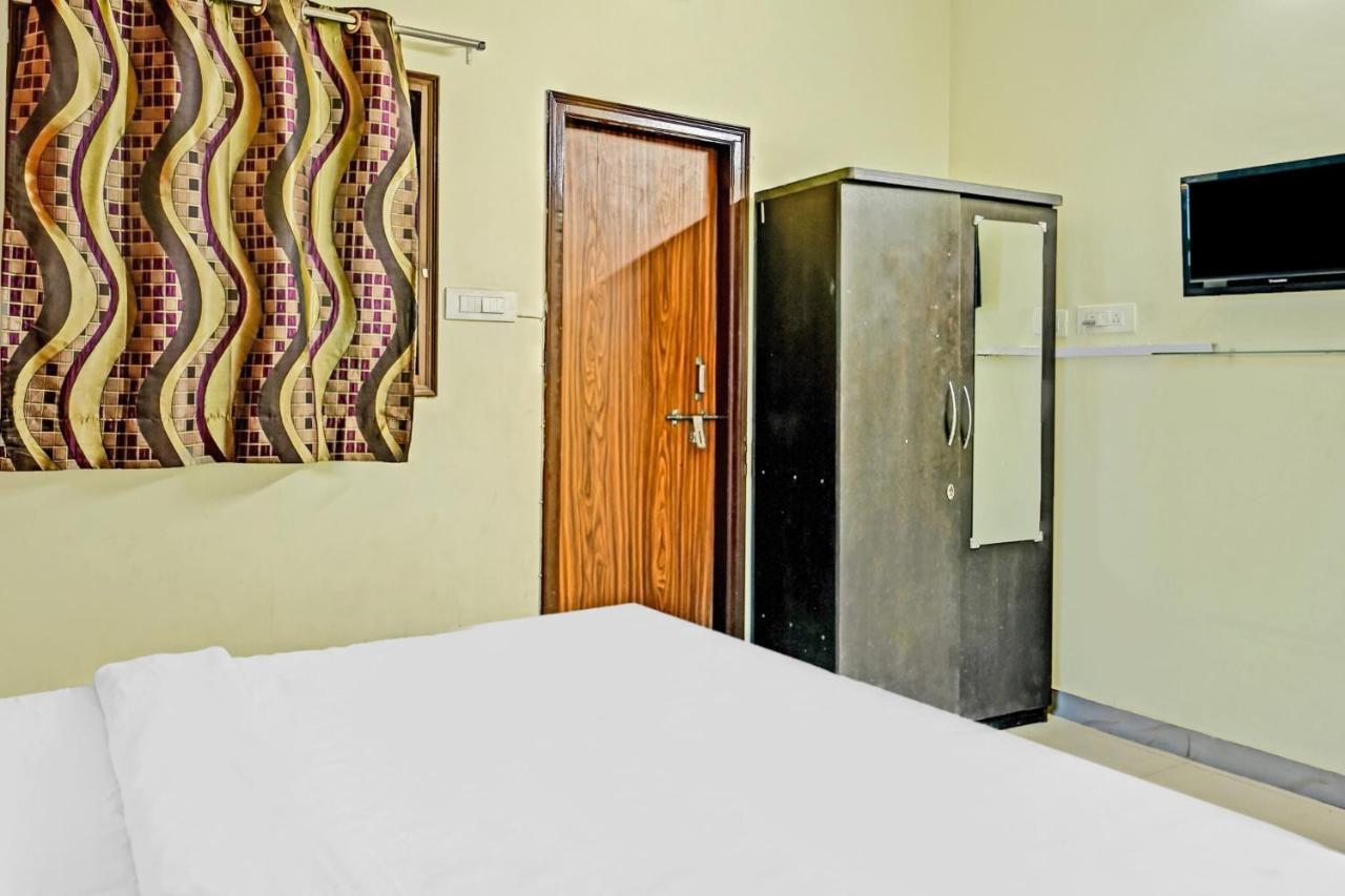 Oyo 7498 Hotel Aparajita Varanasi Exteriör bild