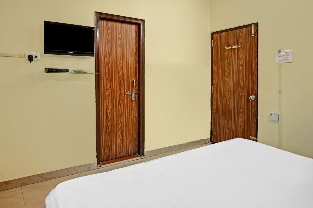 Oyo 7498 Hotel Aparajita Varanasi Exteriör bild