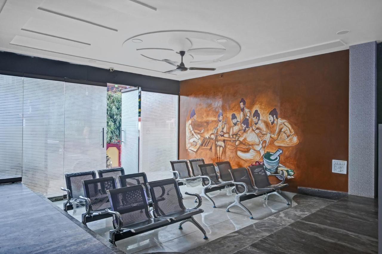 Oyo 7498 Hotel Aparajita Varanasi Exteriör bild