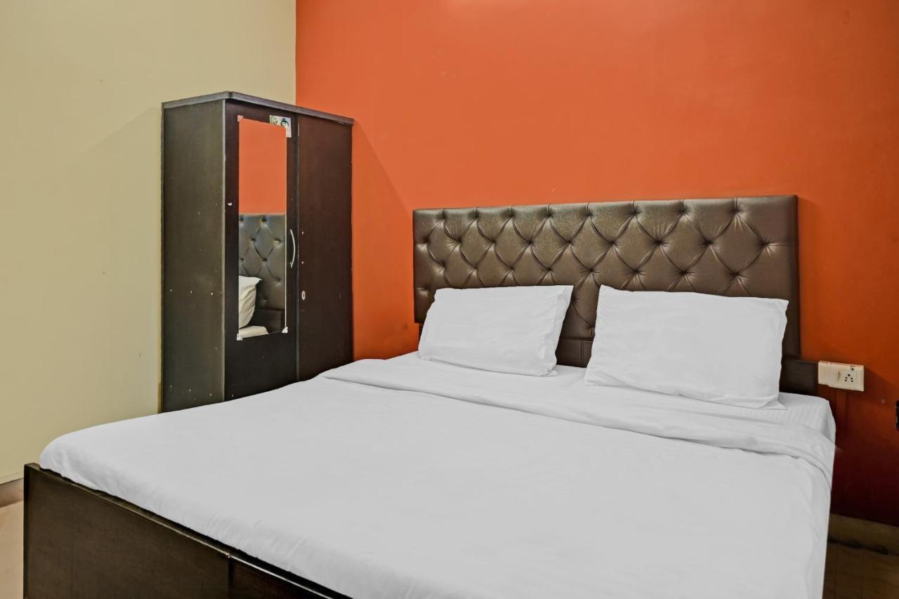 Oyo 7498 Hotel Aparajita Varanasi Exteriör bild