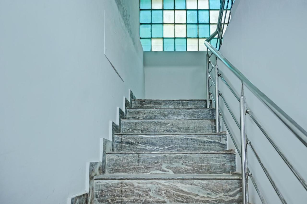 Oyo 7498 Hotel Aparajita Varanasi Exteriör bild