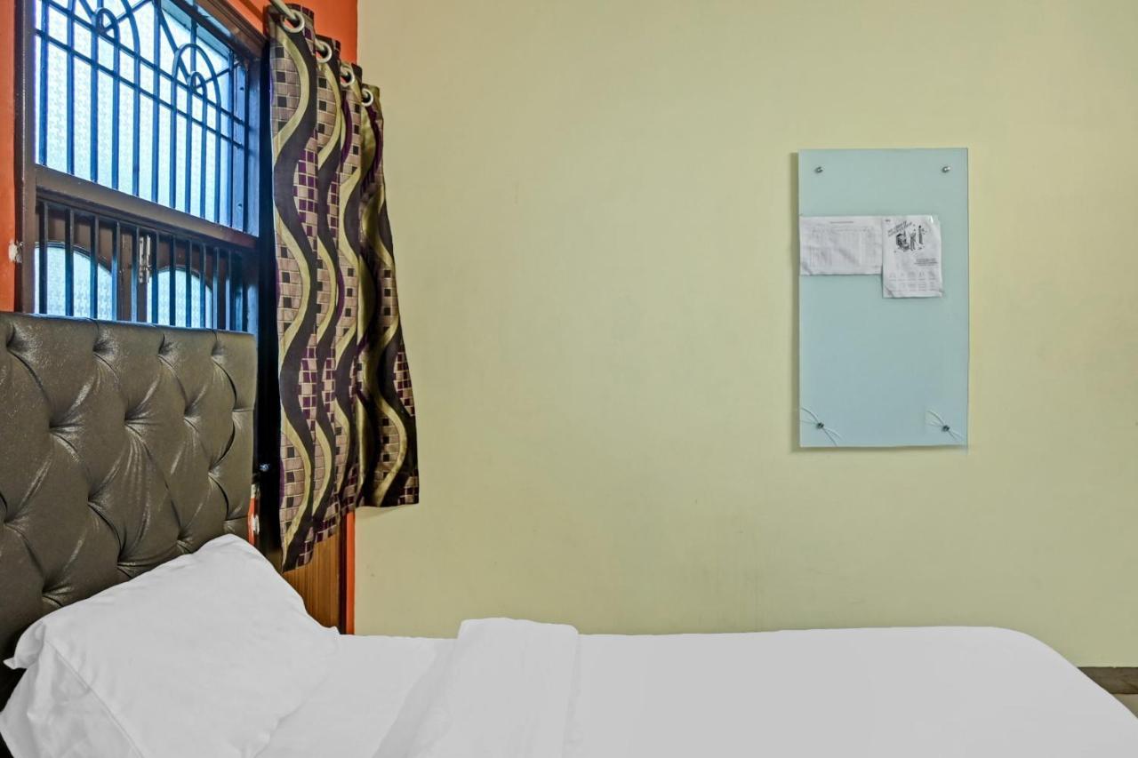 Oyo 7498 Hotel Aparajita Varanasi Exteriör bild